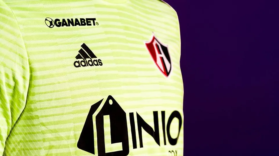 TWITTER @atlasfc Postal del tercer uniforme de los zorros