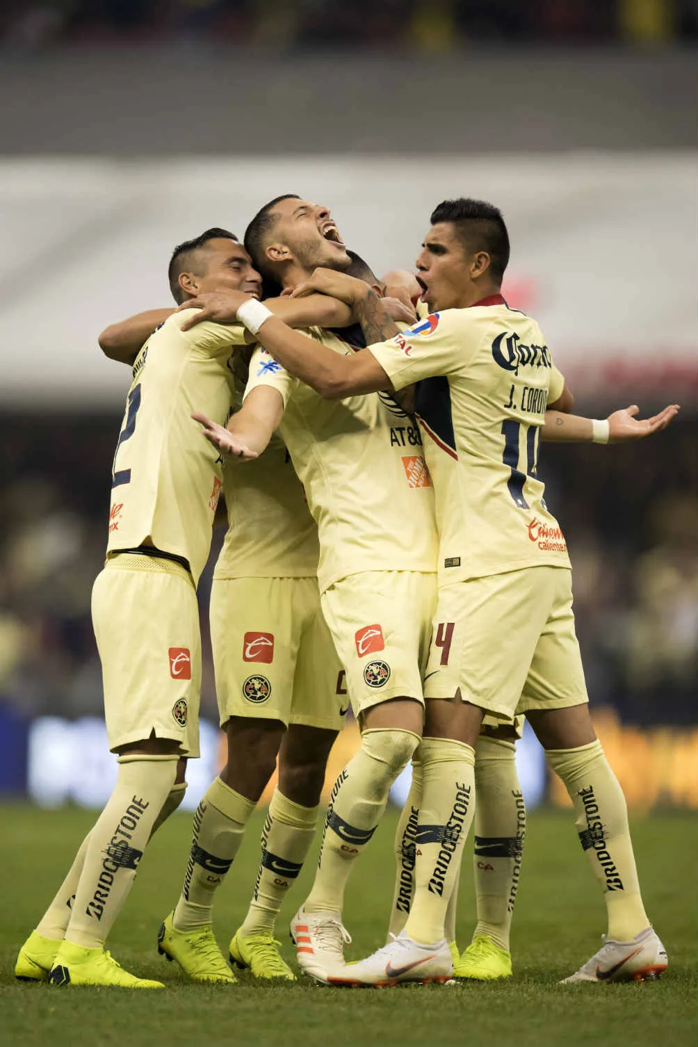 MEXSPORT Guido festeja anotación con sus compañeros