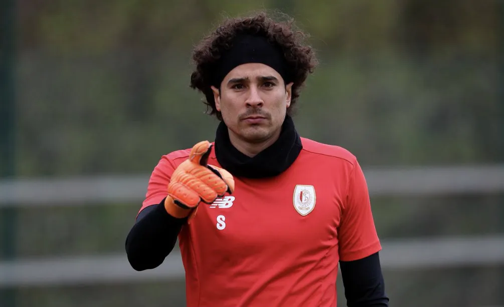 TWITTER @YOSOY8A Guillermo Ochoa durante un entrenamiento del Standard de Lieja