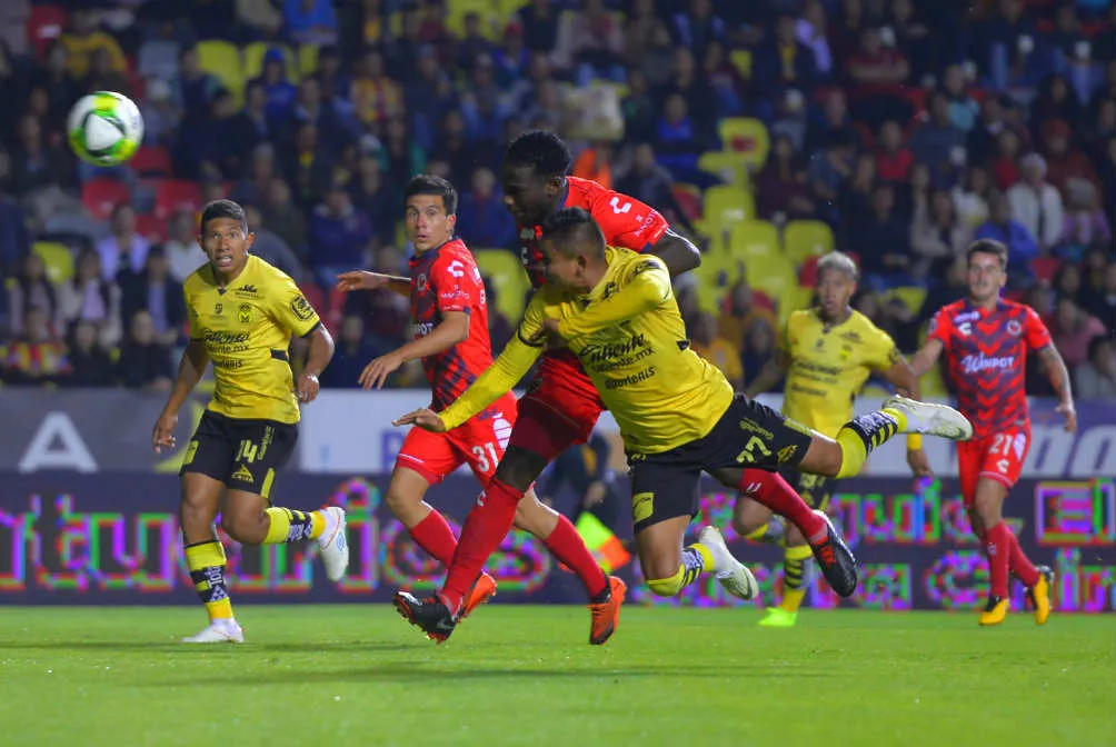 IMAGO7 Jugada de peligro en el área del Tiburón