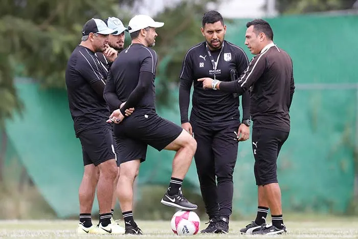 Rafa Puente Jr. dialoga con su cuerpo técnico