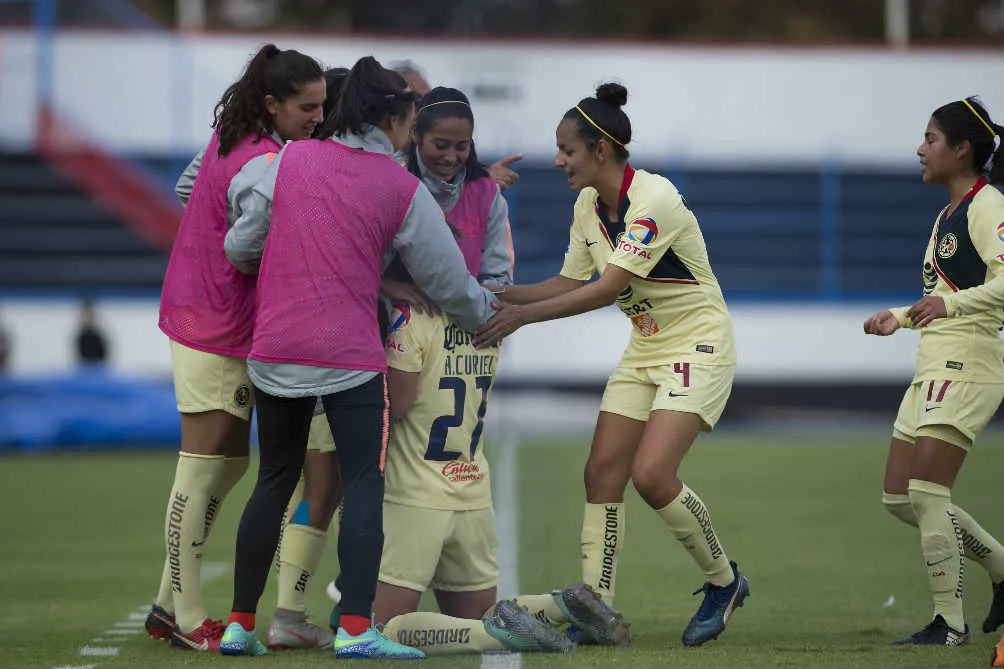 Jugadoras del América celebran triunfo