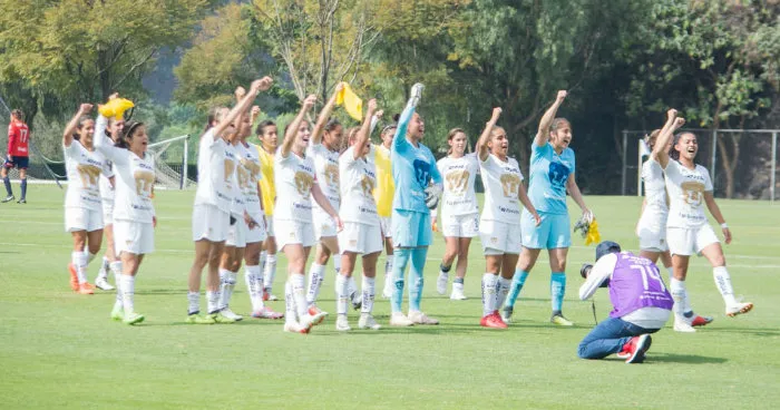 Jugadoras de Pumas festejan junto con sus seguidores