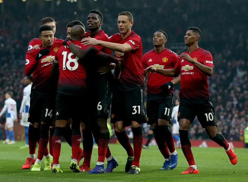 Jugadores del Man Utd se abrazan tras conseguir un gol