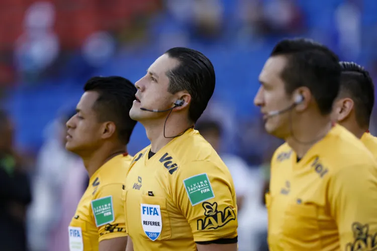 IMAGO7 Árbitros rinde un minuto de silencio a las víctimas en Tlahuelilpan