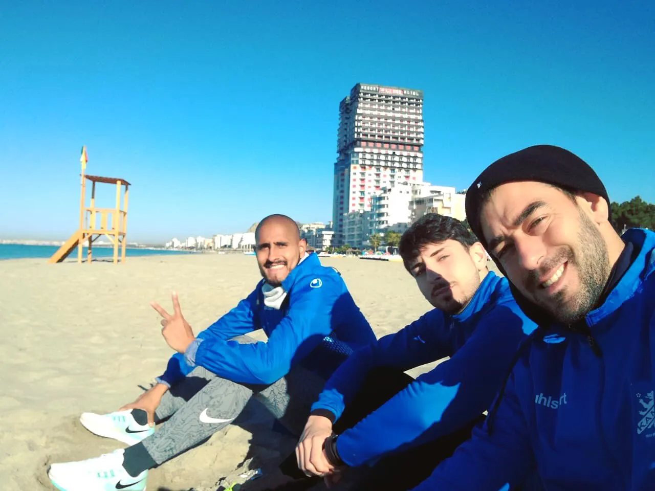 Izazola posa con sus nuevos compañeros tras práctica con el Kamza