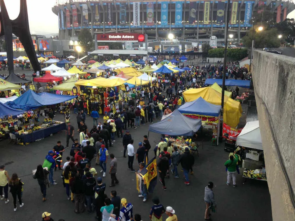 Víctor Díaz Gente en las taquillas del Estadio Azteca