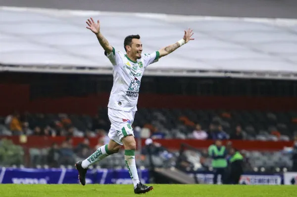 IMAGO7 Rubens Sambueza festeja una anotación ante Cruz Azul