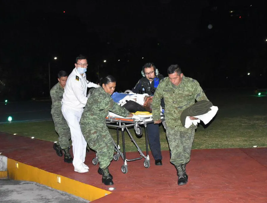 Soldados atienden a un herido de la explosión en Tlahuelipan