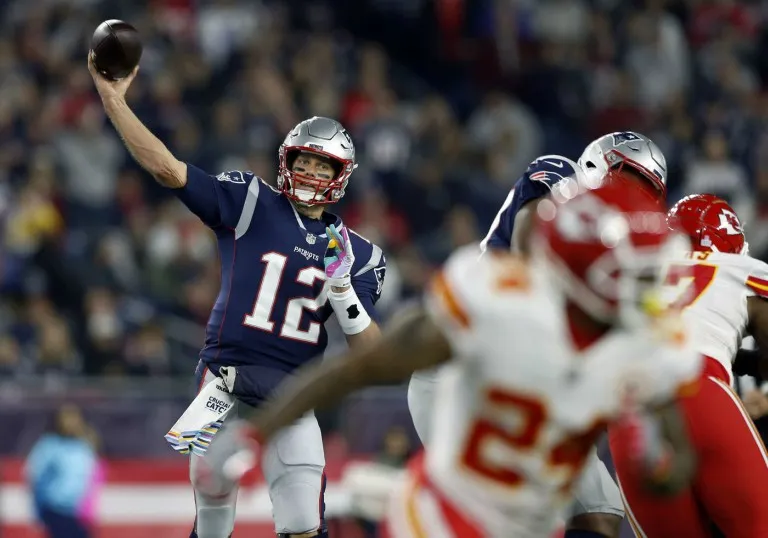 AP Tom Brady lanza un pase contra Chiefs