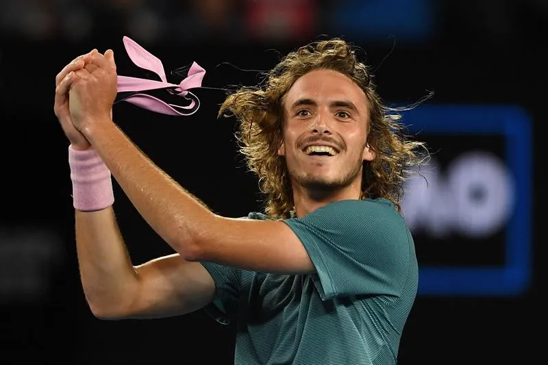 Tsitsipas festeja tras vencer a Federer en el Abierto de Australia