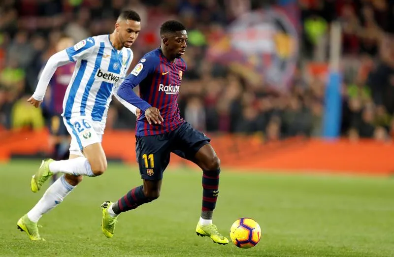 Dembélé conduce el esférico en duelo contra Leganés