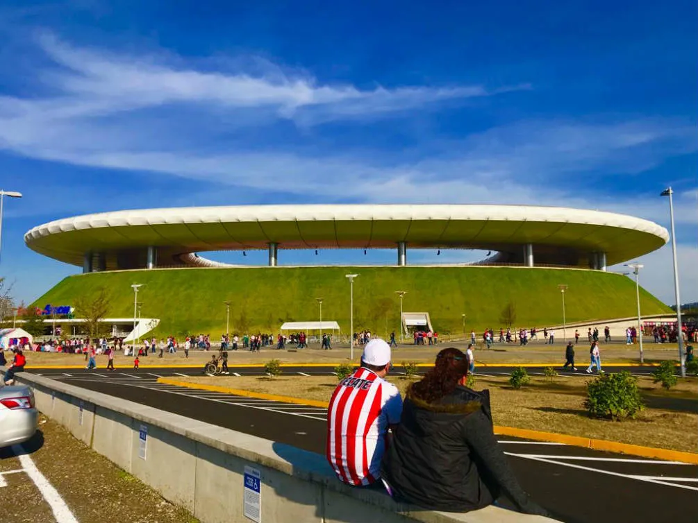 CARLOS RAMÍREZ Gente a las afueras del Akron