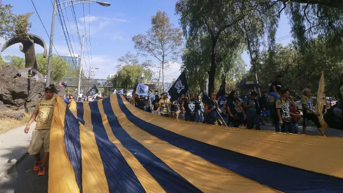Aficionados de Pumas caminan rumbo al Olímpico Universitario