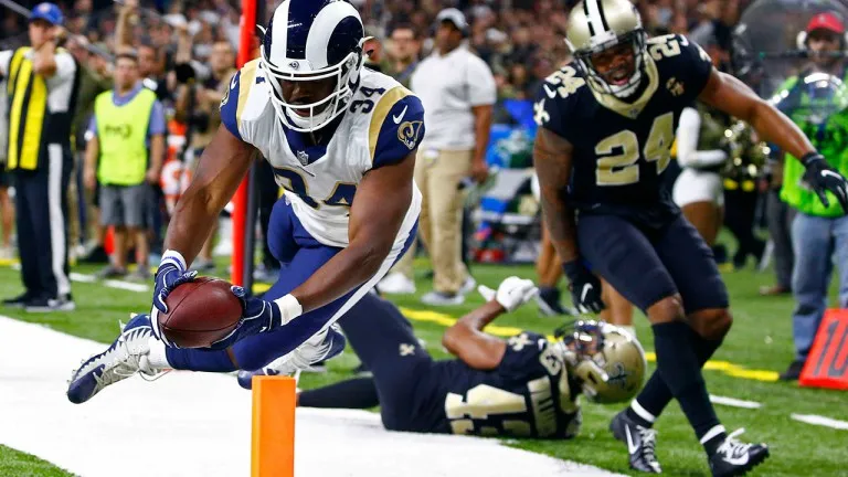 AP Malcolm Brown anota para los Rams contra los Saints