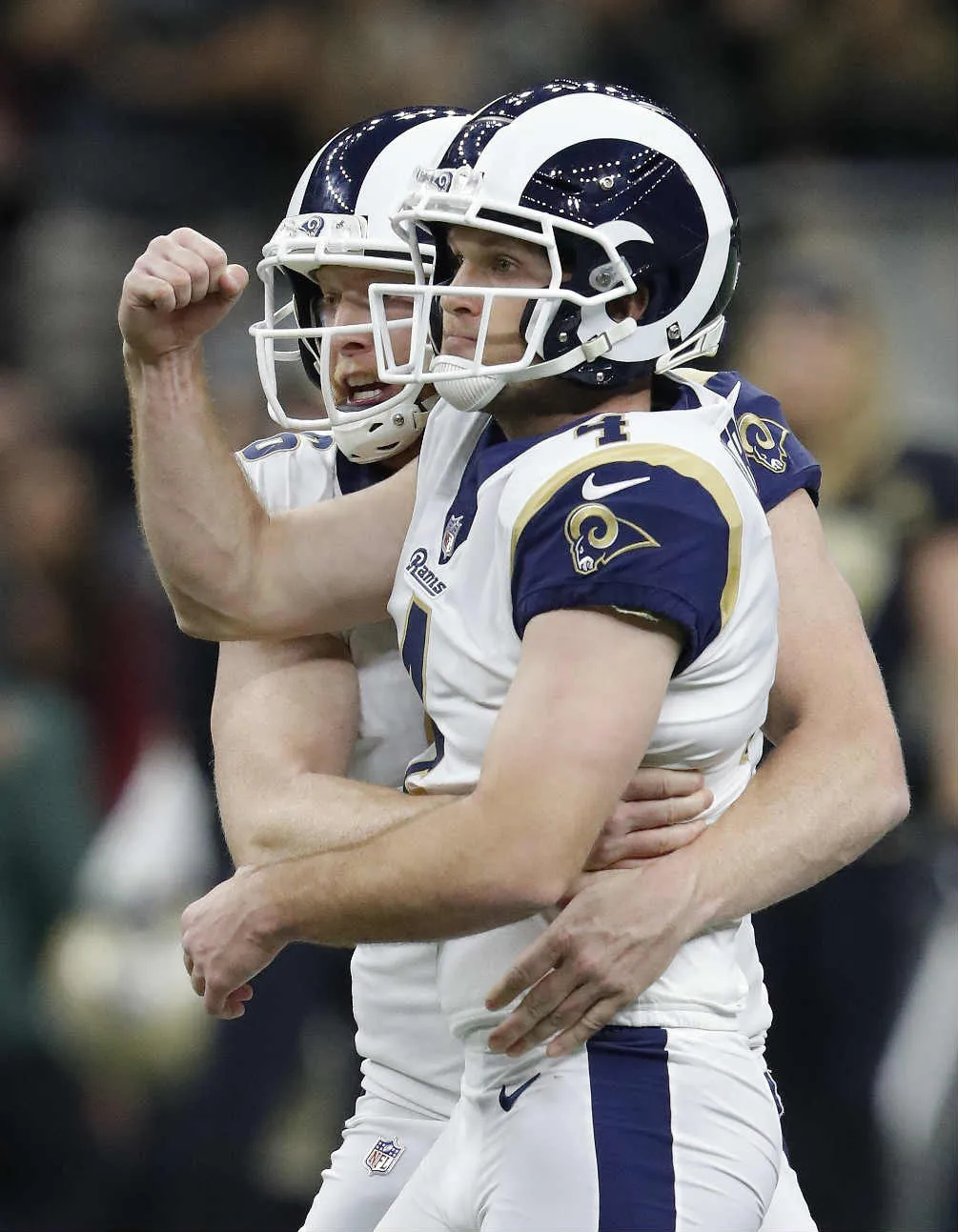 Greg Zuerlein festeja un gol de campo contra los Saints