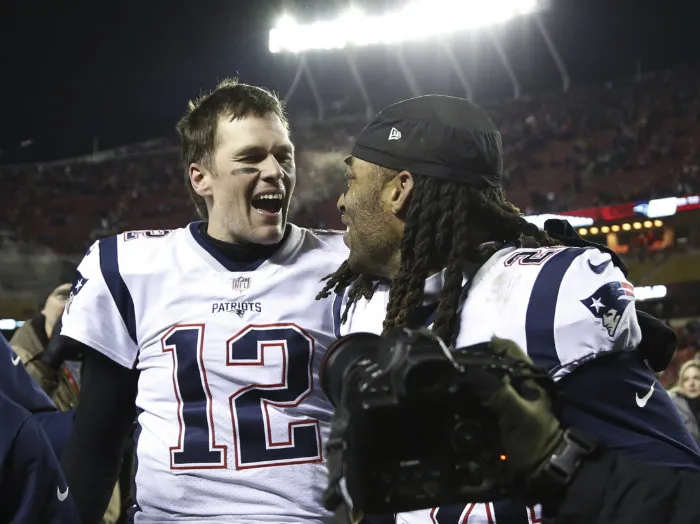 AP Tom Brady festeja con Stephon Gilmore
