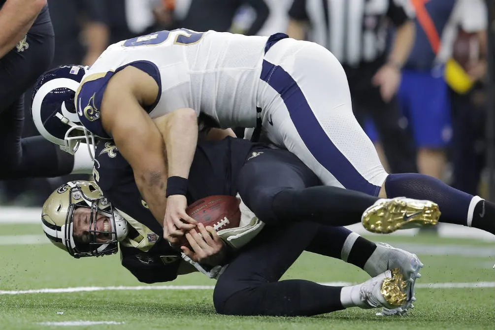 AP Drew Brees siendo capturado por los Rams