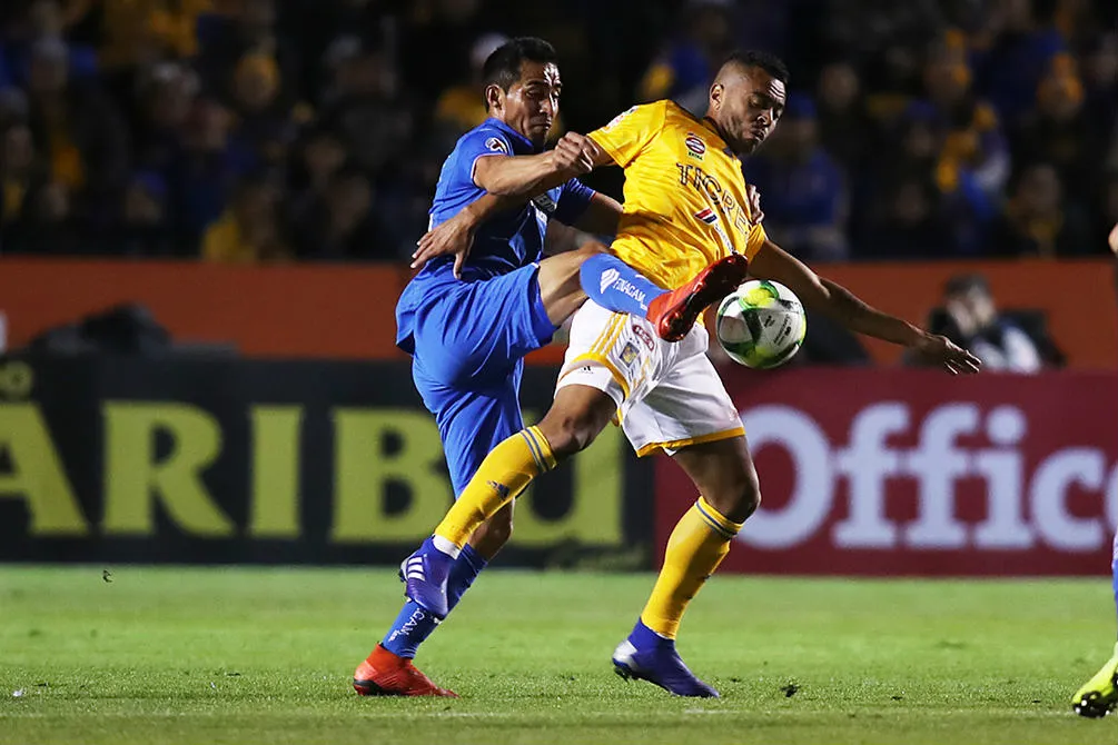 IMAGO7 Rafael Baca disputa un balón con Rafael Carioca