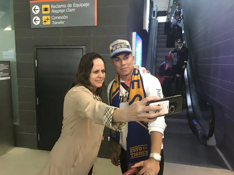 Carlos Salcedo con la bufanda de Tigres