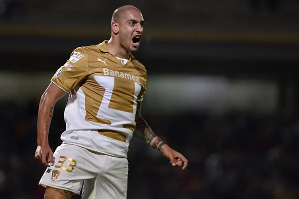 Ariel Nahuelpán celebra gol con Pumas