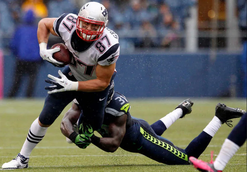 AP Rob Gronkowski recibe un pase jugando de blanco