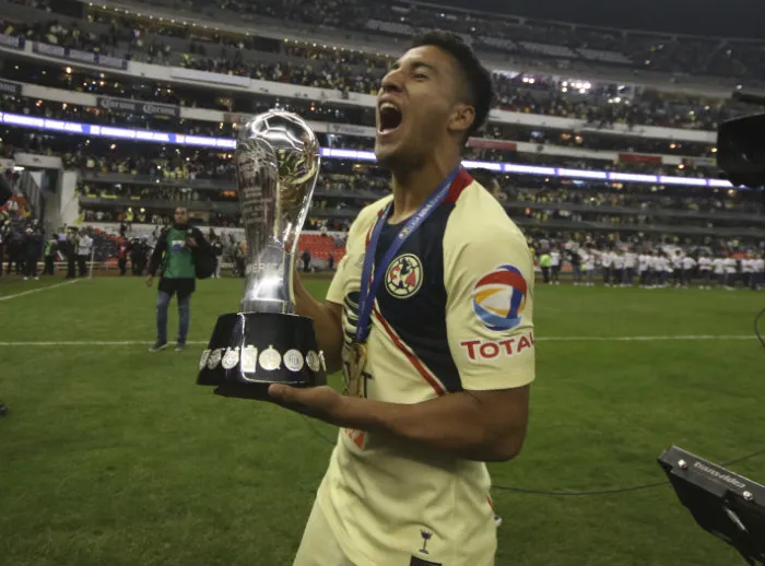 Cecilio sostiene el trofeo de la Liga MX tras ganar el A2018