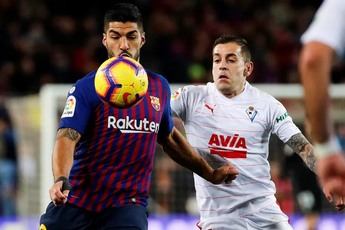 Suárez disputando un balón con el Barcelona