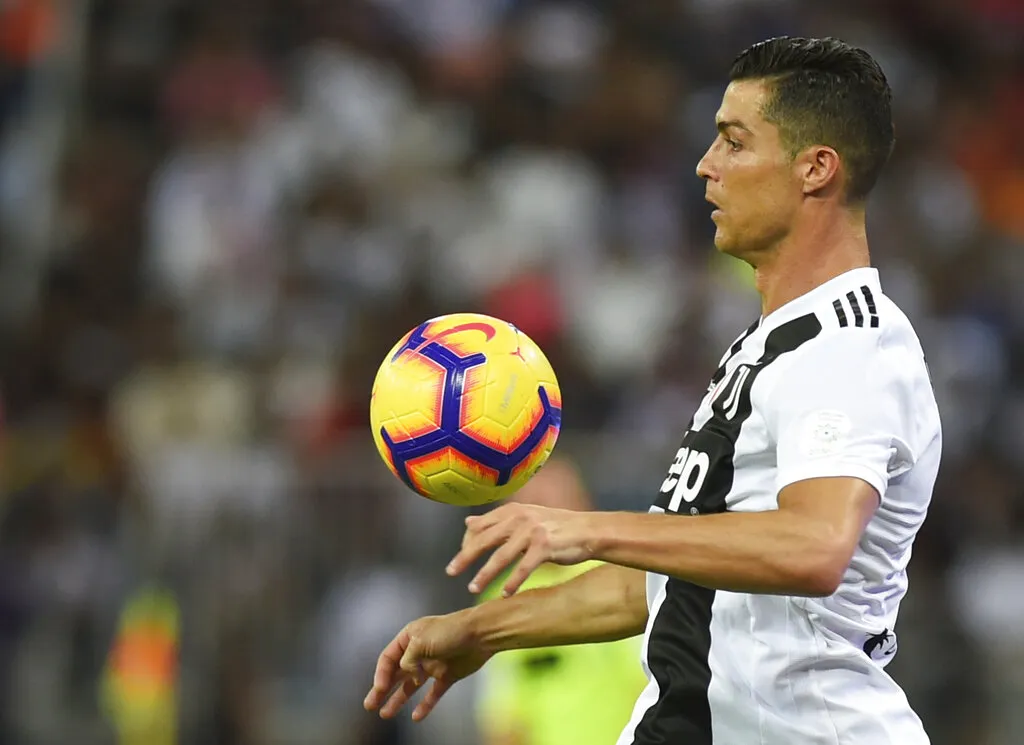 AP Cristiano Ronaldo domina el balón en partido con la Juventus