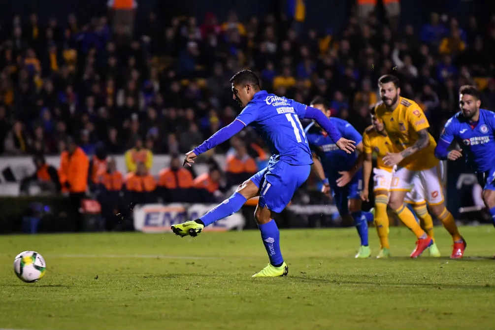 IMAGO7 Elías Hernández cobrando un penal con el Cruz Azul