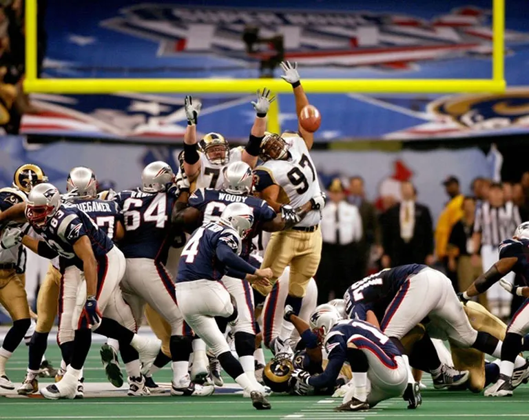 AP Adam Vinatieri conecta un gol de campo en el Super Bowl XXXVI