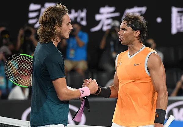 Tsitsipas y Nadal se saludan después de su duelo