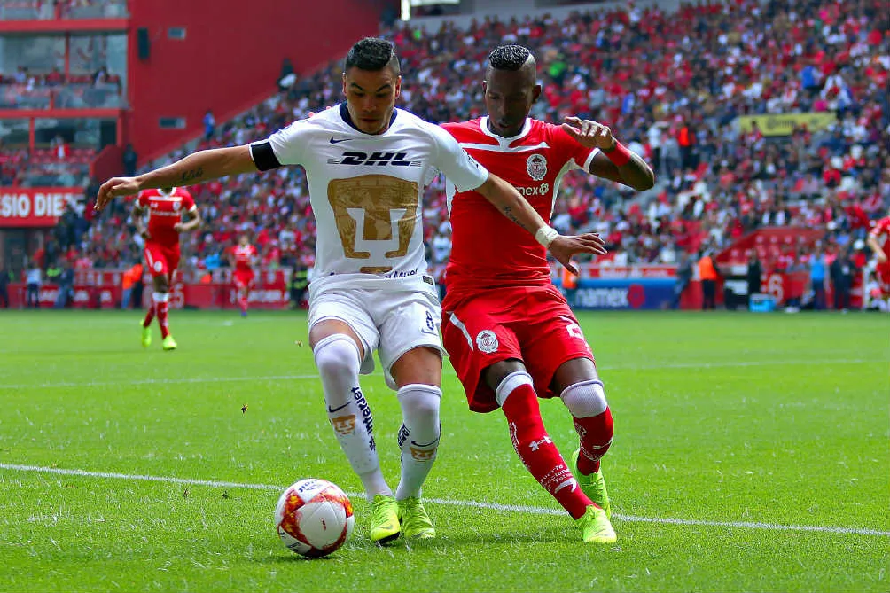 IMAGO7 Barrera y Cristian Borja pelean por la esférica