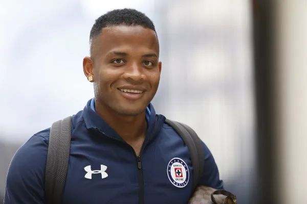 IMAGO7 Andrés Rentería arriba a un partido de Cruz Azul