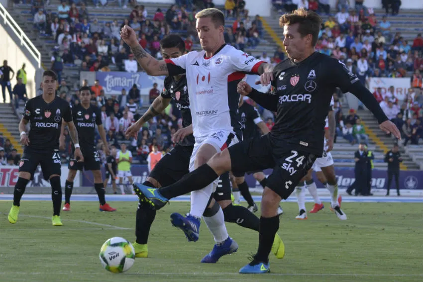 Ramos pelea por el balón contra Fernando González