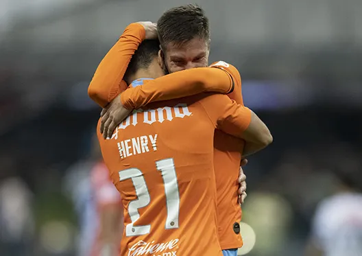 Insaurralde festeja con Henry gol del América