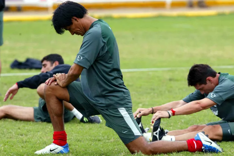 Claudio Suárez, durante un entrenamiento con el Tri