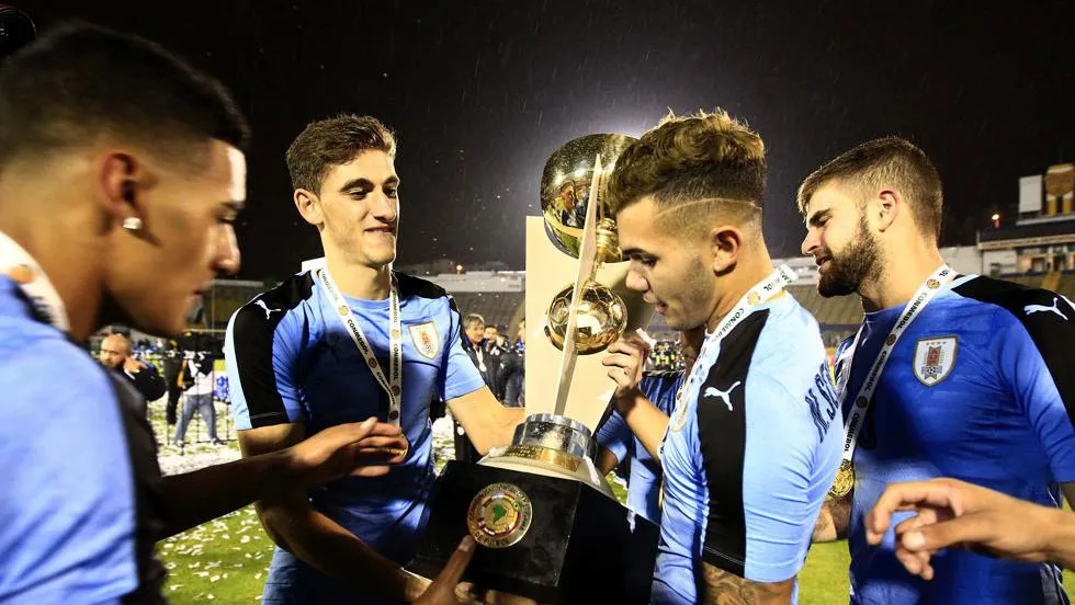 ESPECIAL Schiapacasse, al centro, festeja con sus compañeros haber ganado el Sudamericano Sub 20