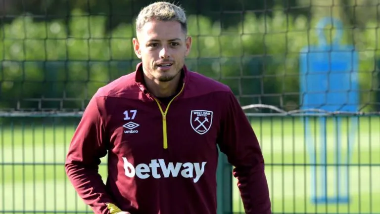 TWITTER @WESTHAMESPANOL Chicharito corre en una práctica del West Ham