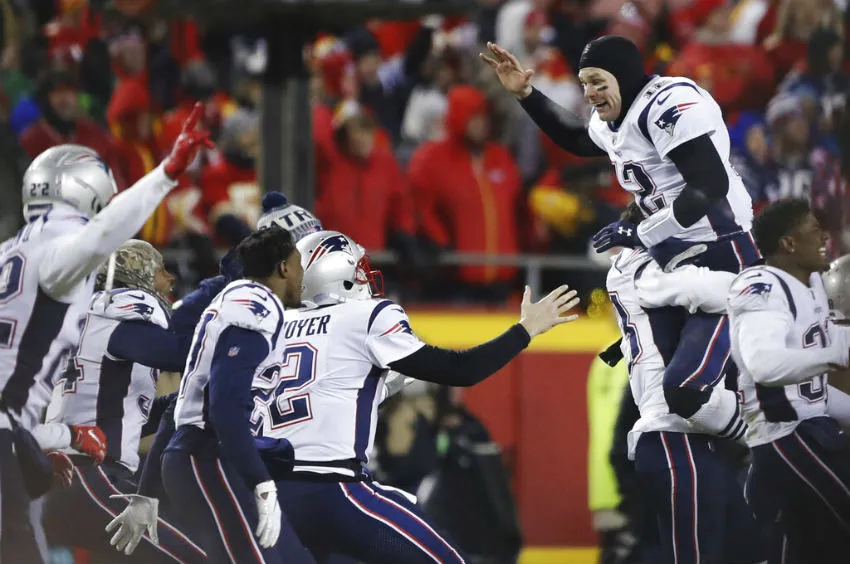 Brady celebra junto a su compañeros la victoria frente a los Chiefs