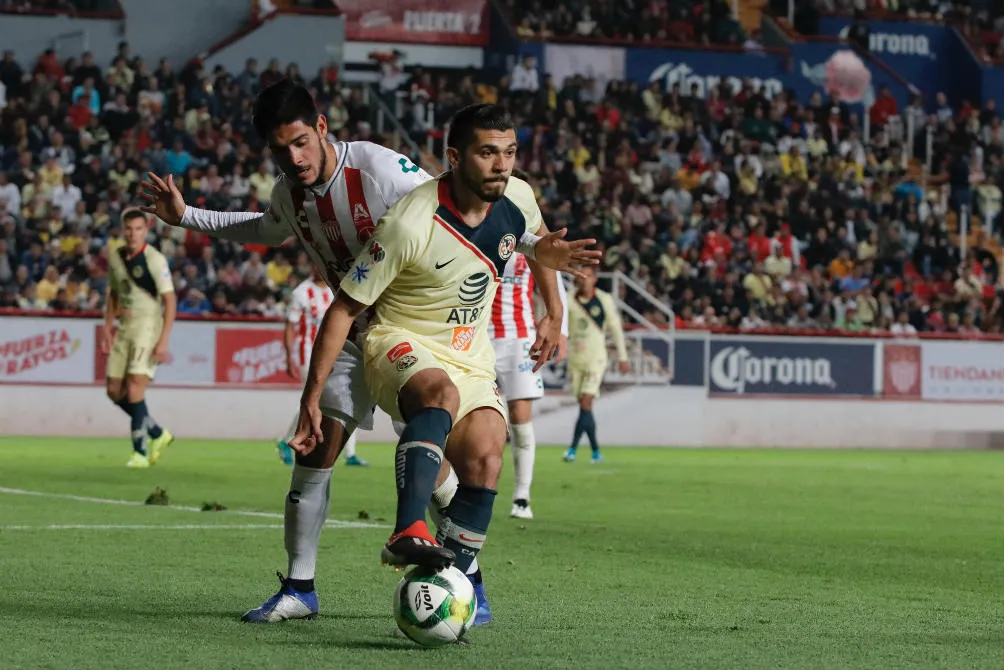 IMAGO7 Henry protege la redonda en duelo contra Necaxa