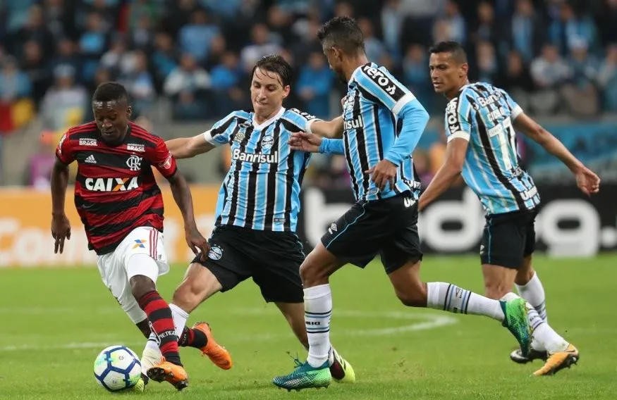 Marlos Moreno conduce el esférico en duelo contra el Gremio
