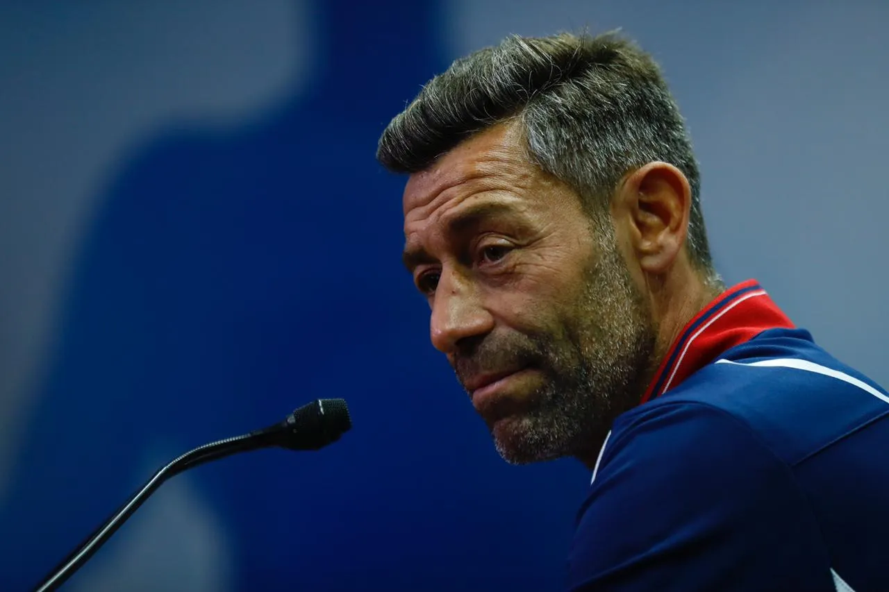 CARLOS RAMÍREZ Caixhina en conferencia de prensa