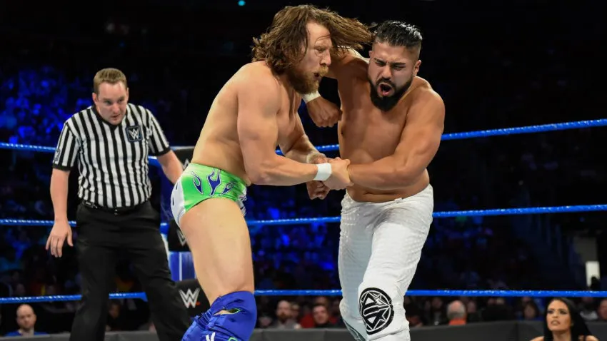 WWE.COM Andrade ' Cien' Almas durante lucha contra Daniel Bryan