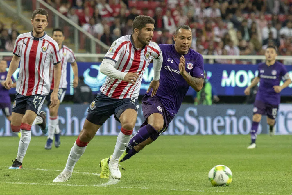 Jair Periera e Hiram Mier, defensas de Chivas