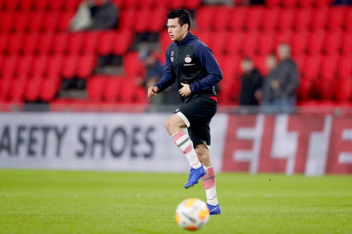 Lozano, en el calentamiento previo al juego vs Groningen