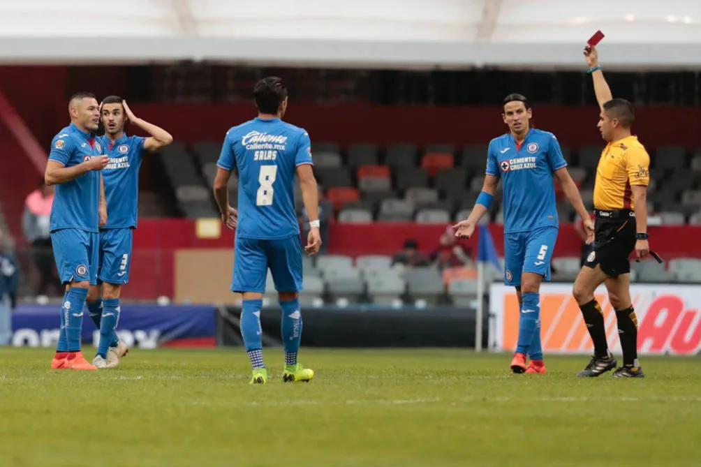 Óscar Mejía expulsa al jugador de Cruz Azul, Stephen Eustaquio