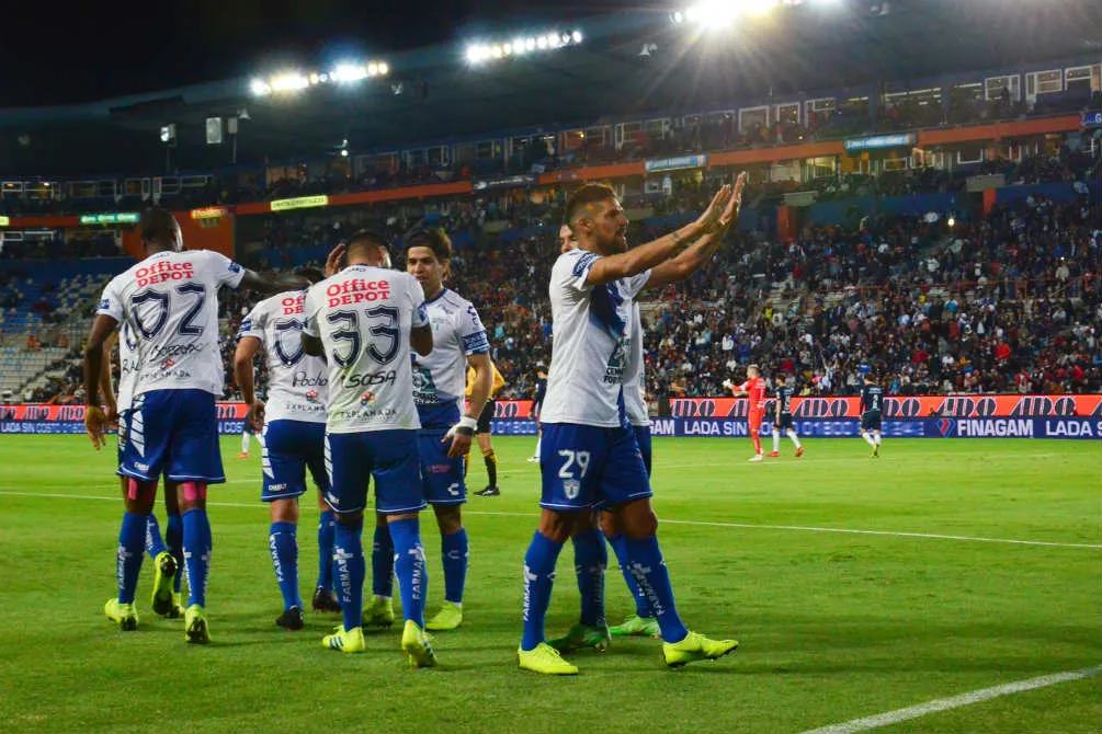 Jugadores del Pachuca festejan un gol contra Pumas