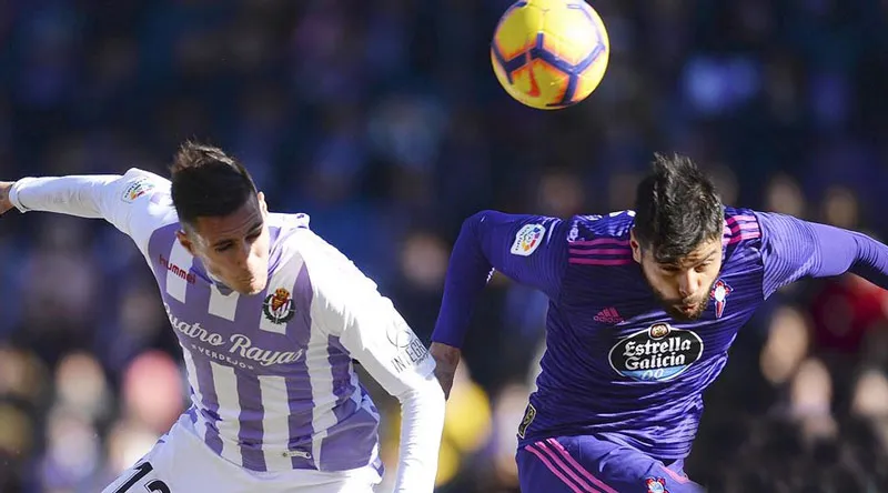 Araujo pelea un esférico en la caída del Celta