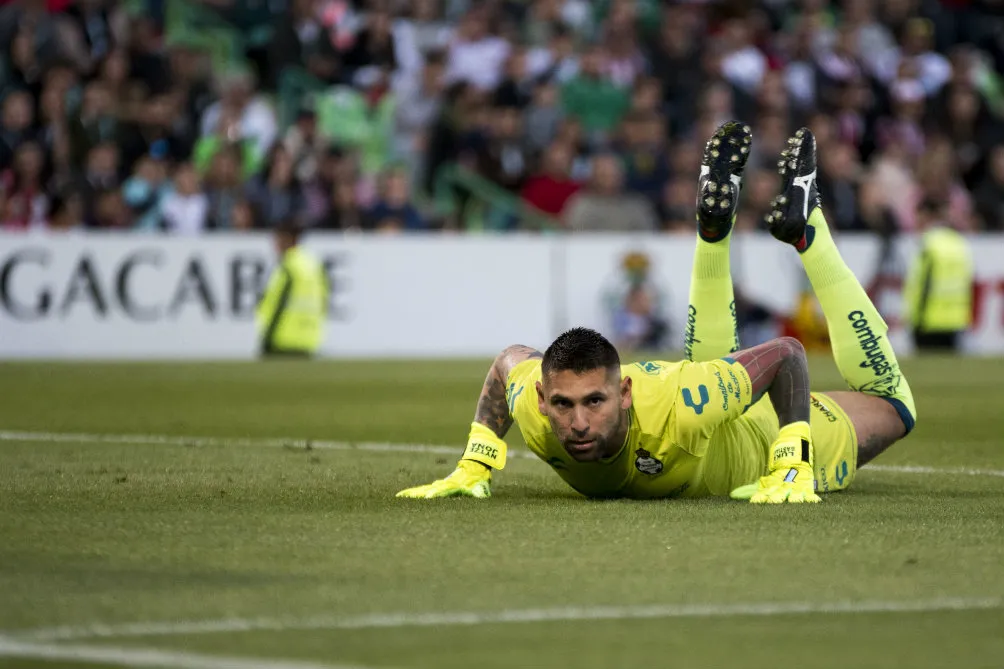 MEXSPORT Orozco observa el balón después de desviarlo de su arco